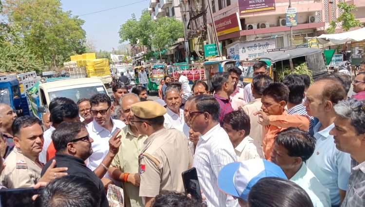 शहर में लोगो का फूटा गुस्सा रास्ता जामकर कर किया विरोध प्रदर्शन