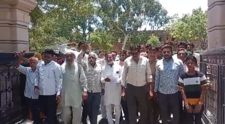 पाली के इंदिरा कॉलोनी के लोगों ने  जिला कलेक्टर को दिया ज्ञापन