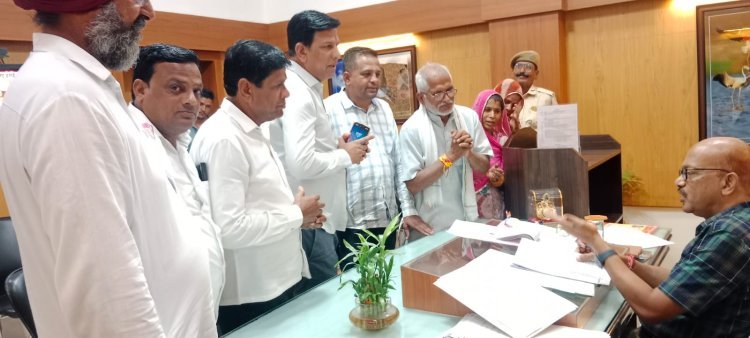 कांग्रेसजनों ने मुख्यमत्री के नाम जिला कलेक्टर को सौंपा ज्ञापन
