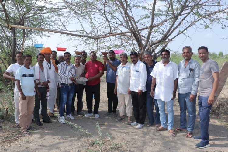 निर्जला एकादशी पर समिती के कार्यकृताओ ने लगाए परिंडे  पशु पक्षियों के  अनाज कि व्यवस्था