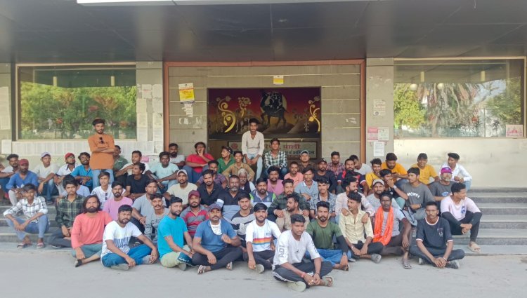 2 महीने का मानदेय बकाया रहने के कारण नगर परिषद के ड्राइवर - हेल्पर बैठे हड़ताल पर