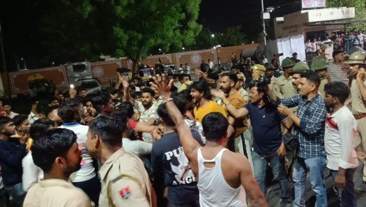 मवेशियों के सिर कटे हुए मिले तो लोगो ने किया हंगामा मौके पर पहुंची पुलिस हटाया भीड़ को