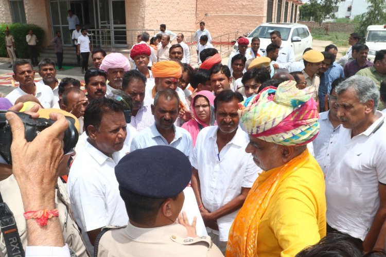 सरगरा समाज ने प्रभारी मंत्री को सोपा ज्ञापन