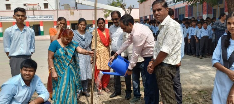 एक पेड मां के नाम के तहत पौधरोपण कर संरक्षण कि दिलाई शपथ