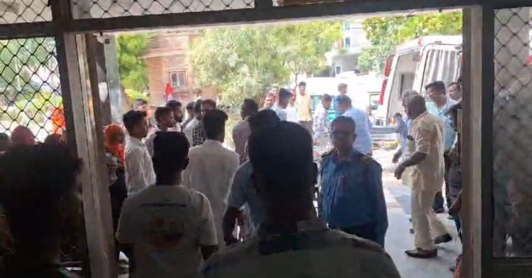 जेसीबी के अचानक ब्रेक लगाने से युवक टकराकर हुआ घायल,उपचार के लिए  बांगड़ हॉस्पिटल में कराया भर्ती