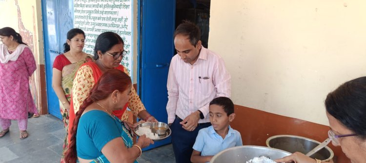 तहसीलदार ने हाउसिंग बोर्ड विद्यालय का किया ओचक निरीक्षण।