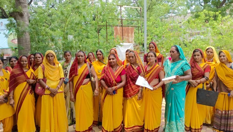 मानदेय बढ़ाने कि मांग जिला कलेक्टर को सौंपा ज्ञापन