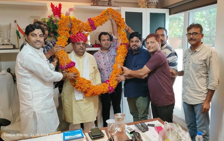 पूर्व मंत्री डॉ. रघु शर्मा के जन्मदिन पर 51 किलो की माला पहनाकर किया अभिनंदन, दी शुभकामनाएं
