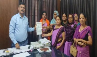 आंगनबाड़ी कर्मियों ने कलेक्ट्रेट के सामने किया विरोध-प्रदर्शन मुख्यमंत्री के नाम सौंपा ज्ञापन