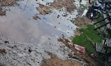 पाइप लाइन लीकेज होने से व्यर्थ बह गया हजारों लीटर पानी जिम्मेदार आँखे बूंद कर बैठे रहे