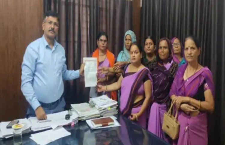 आंगनबाड़ी कर्मियों ने कलेक्ट्रेट के सामने किया विरोध-प्रदर्शन मुख्यमंत्री के नाम सौंपा ज्ञापन