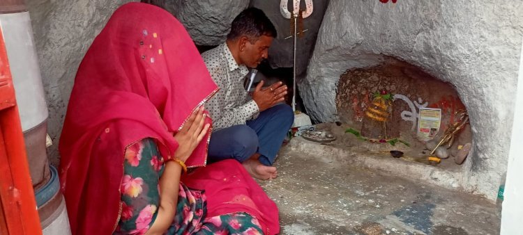 प्राकृतिक शिवलिंग के दर्शन करने पहुंचे उपसरपंच