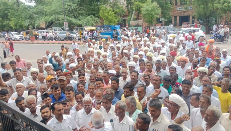 किसानों ने मुआवजा देने की मांग को लेकर जिला कलेक्टर को दिया ज्ञापन