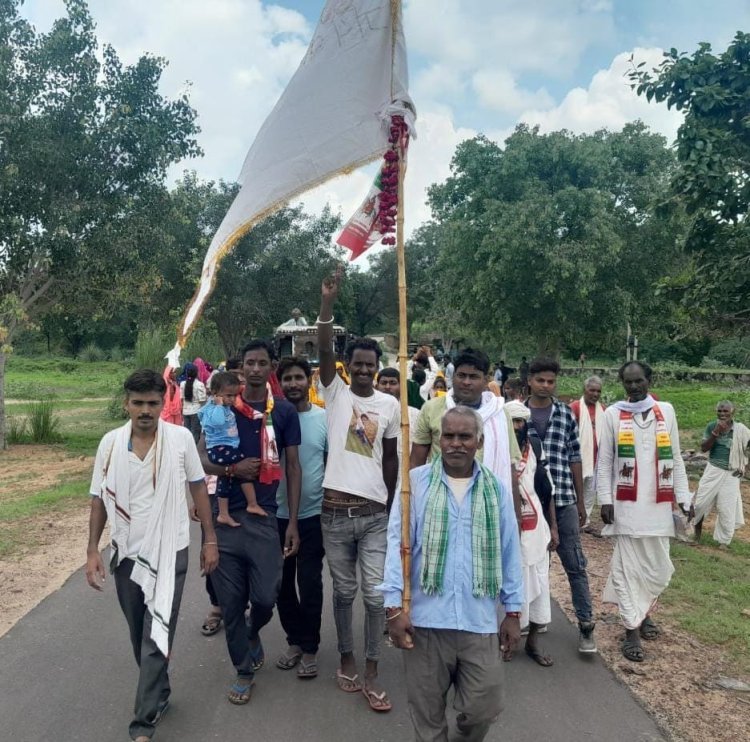 धनावड़ से रामदेव बाबा की पदयात्रा हुई रवाना