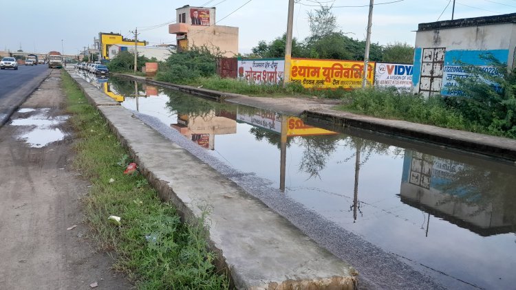 सड़क पर भरा पानी,आवागमन में हो रही परेशानी