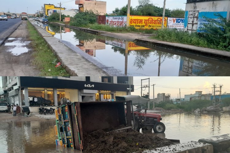 खबर प्रकाशित होने के बावजूद नही चेता प्रशासन, सड़क पर भरे पानी में दुसरे दिन पलटा ट्रेक्टर