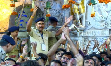 गुजरात पुलिस जाप्ता तैनात, सुरक्षा के साथ करा रहे हैं  श्रद्धालुओं को माता के दर्शन