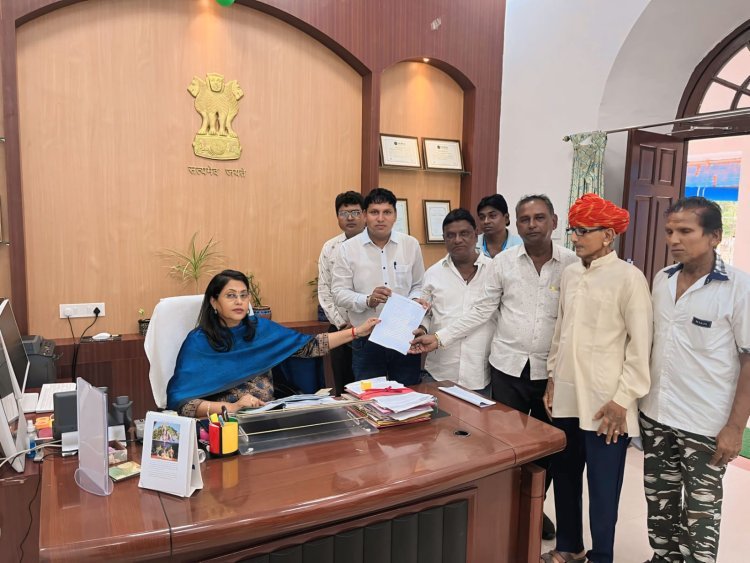 राज्यपाल के नाम सम्भागीय आयुक्त को सोपा ज्ञापन।