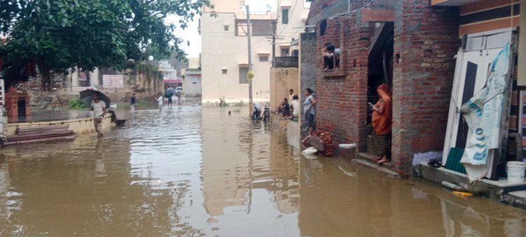 पानी कि निकासी कम होने के कारण ज्यादा बारिश में जन जीवन अस्त व्यस्त नदी के तेज बहाव से कस्बो में भरा पानी