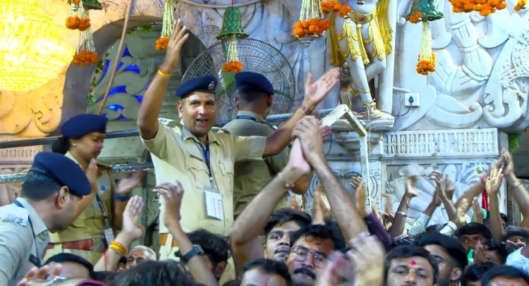 गुजरात पुलिस जाप्ता तैनात, सुरक्षा के साथ करा रहे हैं  श्रद्धालुओं को माता के दर्शन