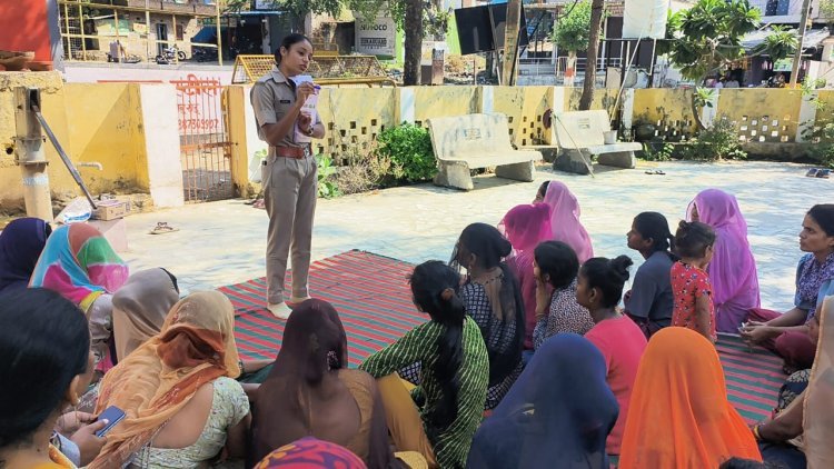 महिला पुलिसकर्मी ने पायलट प्रोजेक्ट के तहत नारी शक्ति को किया जागरूक