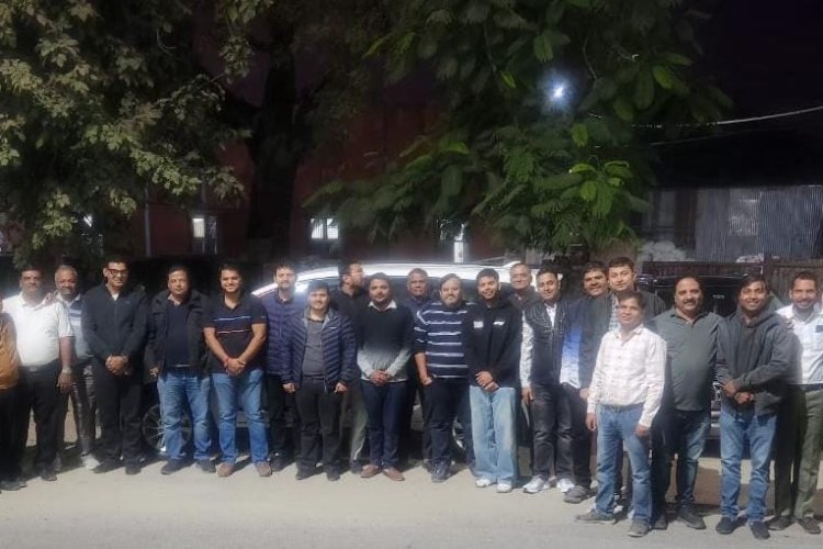 पाली से लघु उद्योग भारती एवं राजस्थान टैक्सटाइल हैंड प्रोसेसर्स एसोसिएशन के नेतृत्व में उद्यमी  जयपुर के लिए हुए रवाना ।   पाली -राजस्थान सरकार द्वारा किए जा रहे राइजिंग राजस्थान कार्यक्रम में 11 दिसंबर को होने वाले एमएसएमई कॉन्क्लेव के लिए पाली से 50 से ज्यादा उद्यमी जयपुर के लिये रवाना हुए।  11 दिसंबर को एमएसएमई कॉन्क्लेव का आयोजन है जिसमें सरकार द्वारा जारी की गई नई नीतियों एवं जो एमओयू किए गए हैं इसकी भी चर्चा होगी । पाली से लघु उद्योग भारती एवं राजस्थान टैक्सटाइल हैंड प्रोसेसर्स एसोसिएशन के