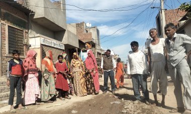 सीवरेज के पड़े पानी कि बदबू घरो तक मछर मखिया  पनप रहे कई बीमारी का हो रहा खतरा