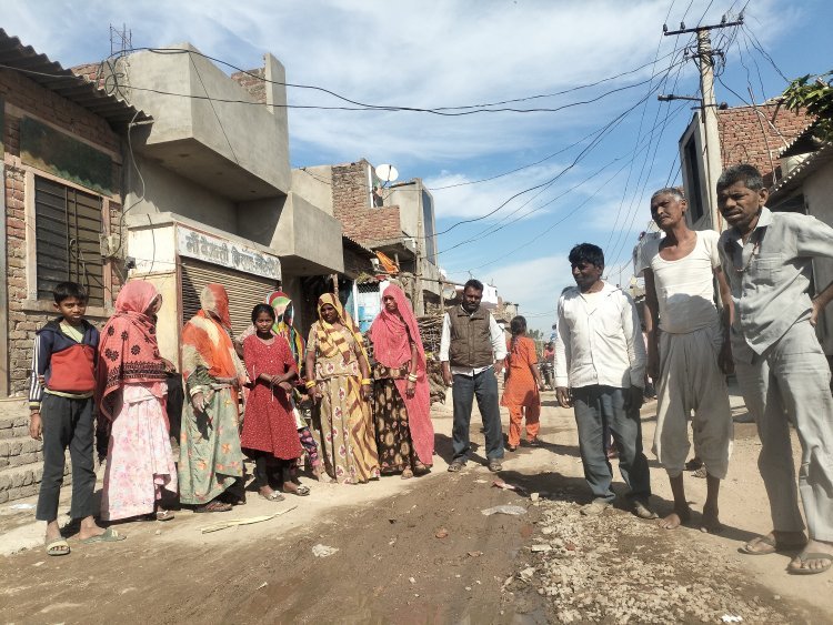 सीवरेज के पड़े पानी कि बदबू घरो तक मछर मखिया  पनप रहे कई बीमारी का हो रहा खतरा