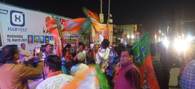 जिले सहित शहर के सूरजपॉल पर भाजपा के कार्यकर्ताओं ने आतिशबाजी कर मनाई खुशीया 