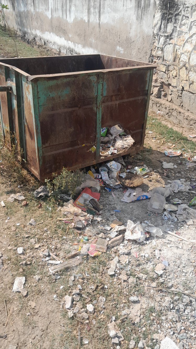 नगर परिषद की अनदेखी टुटा पड़ा कचरा पात्र, नही आती कचरा गाड़ी