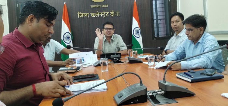 जरूरतमंद व्यक्तियों तक योजनाओं का लाभ पहुंचाने के लिए जिला कलेक्टर ने दिए निर्देश