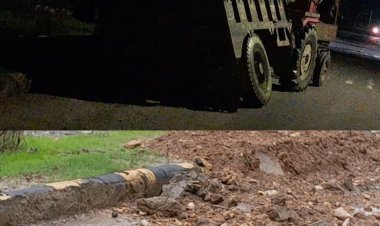 सिविल लाईन स्थित सड़क किनारे बनाई गई सड़क बैठने से पलटा ट्रैक्टर बाल बाल बचा ट्रैक्टर चालक