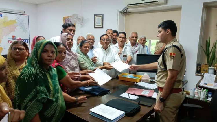 चोरी की वारदातों का खुलासा करने की मांग को लेकर कांग्रेस कार्यकर्ताओं ने एसपी को सौंपा ज्ञापन