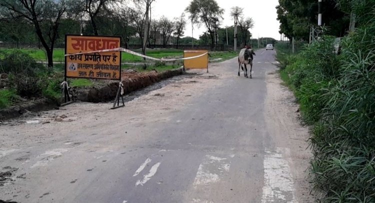 द भास्वर टाईम्स की खबर का हुआ असर,सड़क किनारे पुनः बनाई जा रहा सड़क