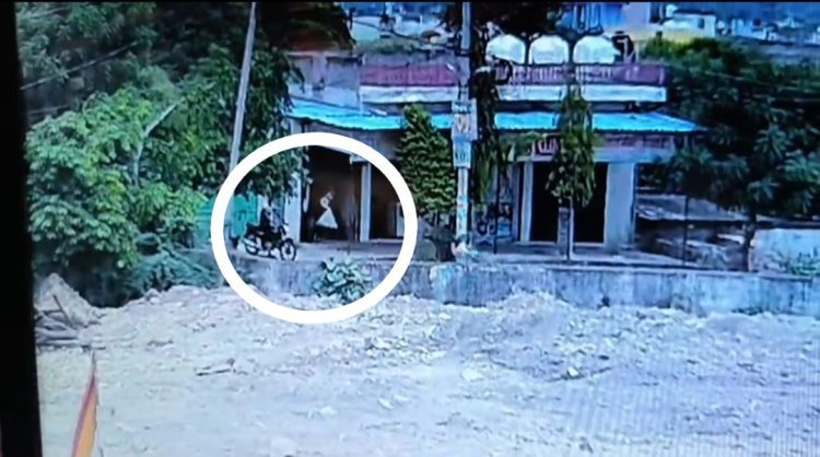 मोटरसाइकिल सर्विस दुकान में दिनदहाड़े चोरी सीसीटीवी फुटेज आया सामने