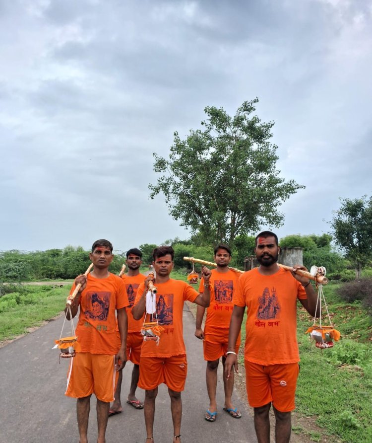 कावडीए और ग्रामीणों ने पवित्र जल से शिव जी का किया जलाभिषेक