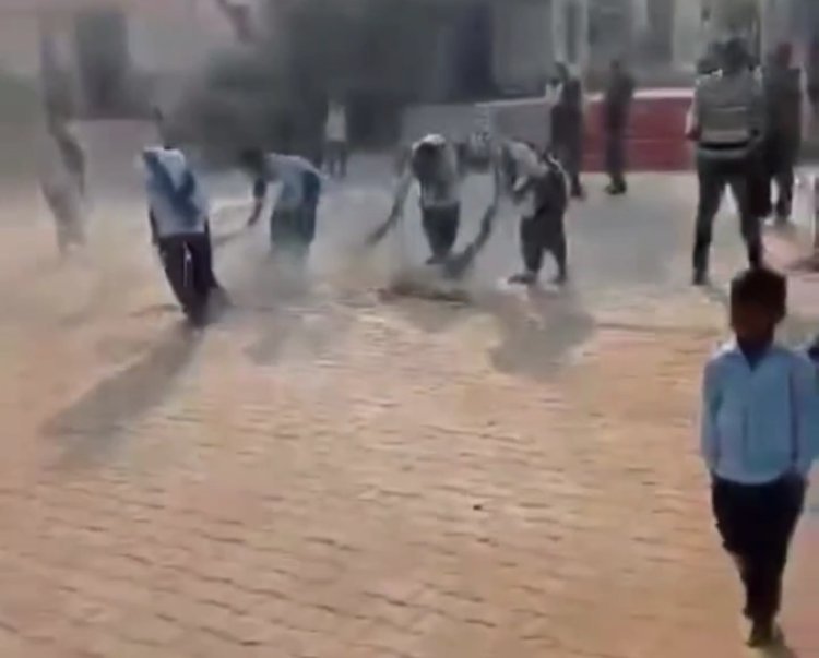 स्कूल में नही सफाई कर्मचारी शिक्षक लगवा रहे बच्चों से झाडू और उठवा रहे कचरा वीडियो वायरल