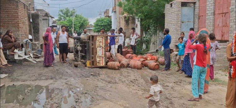 A mini tempo filled with domestic LPG gas overturned in Lohar Colony