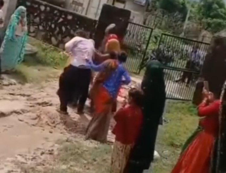 हेडमास्टर की स्कूल परिसर में चप्पलों से पिटाई का वीडियो वायरल हेडमास्टर पर छात्रा से छेड़छाड का आरोप