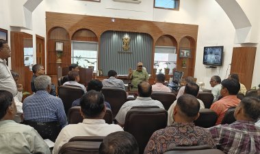 Under an innovative initiative the District Collector s Office in Pali became the first office in the country to voluntarily give up use and throw plastic