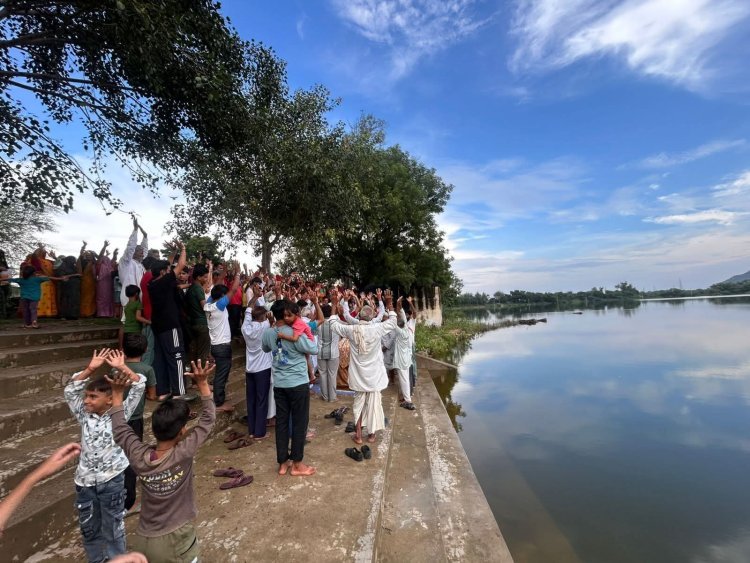 बरसात से तालाब भरने से ग्रामीण खुश जलझुलनी एकादशी पर पूजन कर प्रकृति का आभार व्यक्त किया