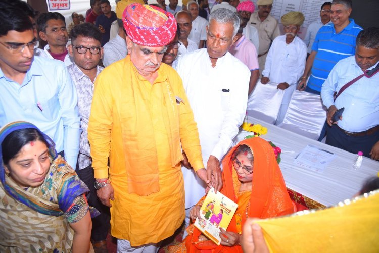 जिला प्रभारी मंत्री खर्रा द्वारा सोजत नगर पालिका के शहरी सेवा शिविर का किया निरीक्षण