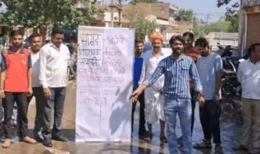 सीवरेज जाम होने से किया विरोध   