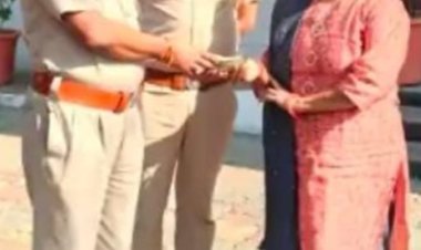 पुलिस ने महिला का खोया बैग लौटाया       