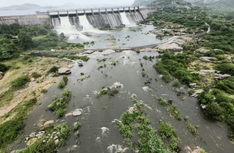 जवाई बांध गेट से अभी भी छोड़ा जा रहा है पानी