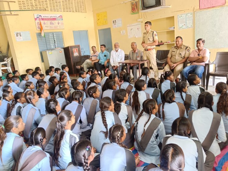 विद्यार्थियों को दी रेल्वे नियमों की जानकारी