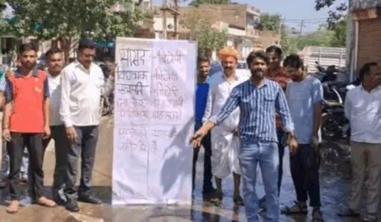 सीवरेज जाम होने से किया विरोध   