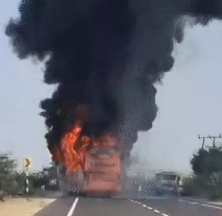 बस में लगी आग, 20 की मौत 16घायल     