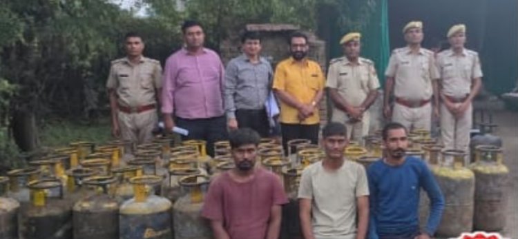 अवैध गैस रिफिलिंग शेड से 120 गैस सिलेंडर जब्त*         
