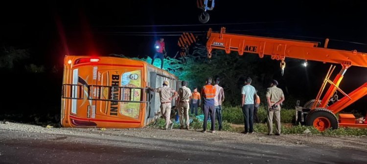 पलटी, बस पलटी, 2 की हुई मौत       